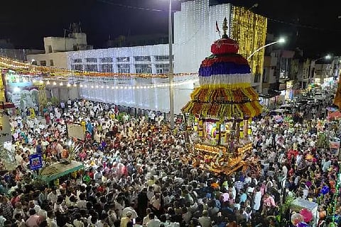 ದಾವಣಗೆರೆಯ ಚೌಕಿಪೇಟೆಯಲ್ಲಿ ಸೋಮವಾರ, ಶ್ರೀ ಗುರು ಶಿವಯೋಗಿ ಬಕ್ಕೇಶ್ವರ ಮಹಾಸ್ವಾಮಿಯ ರಥೋತ್ಸವ ಅಪಾರ ಭಕ್ತರ ಸಮ್ಮುಖದಲ್ಲಿ ವಿಜೃಂಭಣೆಯಿಂದ ನೆರವೇರಿತು.    
