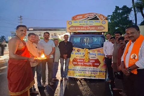  ಕುಶಾಲನಗರದಲ್ಲಿ ನಡೆಯಲಿರುವ ಜಿಲ್ಲಾ ಪ್ರಥಮ ಶರಣ ಸಾಹಿತ್ಯ ಸಮ್ಮೇಳನದ ಪ್ರಚಾರ ರಥಕ್ಕೆ ಕುಶಾಲನಗರದ ಸೋಮೇಶ್ವರ ದೇವಾಲಯದ ಆವರಣದಲ್ಲಿ ಚಾಲನೆ ನೀಡಲಾಯಿತು. ಎಚ್.ಬಿ. ಚಂದ್ರಪ್ಪ, ಶಾಂಬಶಿವಯ್ಯ, ಕೆ.ಎಸ್. ಮೂರ್ತಿ, ಹಕ್ಕೆ ಮೋಹನ್ ಮತ್ತಿತರರು ಇದ್ದರು.