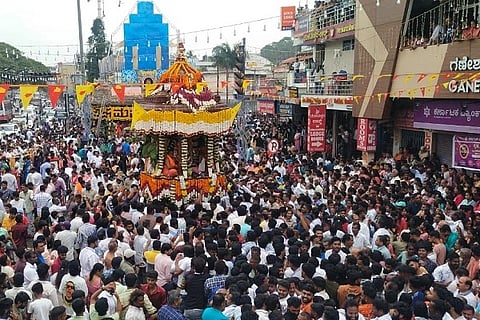 ಕುಶಾಲನಗರದ ಐತಿಹಾಸಿಕ ಶ್ರೀ ಗಣಪತಿ ದೇವರ ವಾರ್ಷಿಕ ರಥೋತ್ಸವ ಶ್ರದ್ಧಾಭಕ್ತಿ ಮತ್ತು ಸಂಭ್ರಮದೊAದಿಗೆ ಸಹಸ್ರಾರು ಭಕ್ತರ ಸಮ್ಮುಖದಲ್ಲಿ ಅದ್ದೂರಿಯಾಗಿ ನಡೆಯಿತು. 