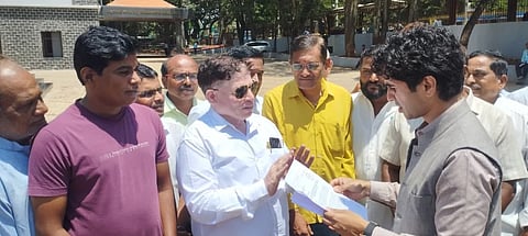 ಪಡಿತರ ವಿತರಣೆಯ ಸರ್ವರ್ ಸಮಸ್ಯೆ ಬಗೆಹರಿಸುವಂತೆ ಆಗ್ರಹಿಸಿ ಪಡಿತರ ಕ್ಷೇಮಾಭಿವೃದ್ಧಿ ಸಂಘದಿಂದ ಜಿಲ್ಲಾಧಿಕಾರಿ ಮೊಹಮ್ಮದ್ ರೋಷನ್‌ರಿಗೆ ಮನವಿ ಸಲ್ಲಿಸಲಾಯಿತು. 