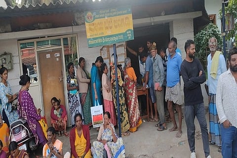 ಕಣಿವೆ ಗ್ರಾಮದ ಪಡಿತರ ಅಂಗಡಿಯಲ್ಲಿ ಪಡಿತರ ಪಡೆಯಲು ನಿಂತಿರುವ ಪಡಿತರ ಚೀಟಿದಾರರು