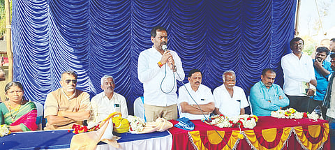   ಸಾಲಿಗ್ರಾಮ ತಾಲೂಕಿನ ಬಾಚಹಳ್ಳಿ ಗ್ರಾಮದಲ್ಲಿ 25 ಲಕ್ಷ ರೂ. ವೆಚ್ಚದ ರಸ್ತೆ ಮತ್ತು ಚರಂಡಿ ಕಾಮಗಾರಿಗೆ ಶಾಸಕ.ಡಿ.ರವಿಶಂಕರ್ ಭೂಮಿ ಪೂಜೆ ನೆರವೇರಿಸಿದರು. ಸಿ.ಪಿ.ರಮೇಶ್ ಕುಮಾರ್, ಹೇಮಲತಾ ನಾಗೇಶ್ ಇತರರು ಇದ್ದರು.