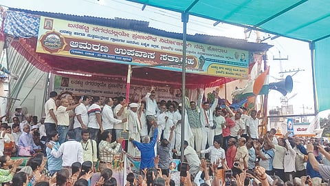 ಬನಹಟ್ಟಿಯಲ್ಲಿ ಮಂಗಳವಾರ ಹೋರಾಟಗಾರರು ಸಂಭ್ರಮಿಸಿದ ಕ್ಷಣ. ಶಂಕರ ಸೊರಗಾಂವಿ, ಮಲ್ಲು ತುಂಗಳ, ರಾಜು ಭದ್ರನ್ನವರ ಇತರರಿದ್ದರು.