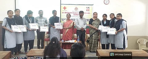 ಧಾರವಾಡ ಮೃತ್ಯುಂಜಯ ಮಹಾವಿದ್ಯಾಲಯದಲ್ಲಿ ಆಯೋಜಿಸಿದ್ದ ವಿಶ್ವ ರೆಡ್‌ಕ್ರಾಸ್ ದಿನಾಚರಣೆಯಲ್ಲಿ ಪ್ರಬಂಧ ಸ್ಪರ್ಧೆ ವಿಜೇತರಿಗೆ ಬಹುಮಾನ ವಿತರಿಸಲಾಯಿತು. 