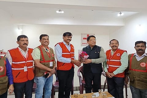 ನಗರದ ರೆಡ್ ಕ್ರಾಸ್ ಭವನಕ್ಕೆ ರೆಡ್ ಕ್ರಾಸ್ ರಾಜ್ಯ ಉಪಾಧ್ಯಕ್ಷ ಬಿ.ಭಾಸ್ಕರರಾವ್ ಭಾನುವಾರ ಭೇಟಿ ನೀಡಿದರು.