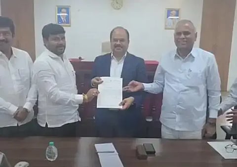 ಕೋಲಾರ ನಗರದಲ್ಲಿ ಪ್ರಥಮ ಮುಖ್ಯಮಂತ್ರಿ ದಿವಂಗತ ಕೆ.ಸಿ.ರೆಡ್ಡಿ ಅವರ ಪುತ್ಥಳಿಯನ್ನು ಅನಾವರಣ ಮಾಡಬೇಕು ಎಂದು ಒತ್ತಾಯಿಸಿ ರೆಡ್ಡಿ ಸಮುದಾಯದ ಮುಖಂಡರು ಜನಪ್ರತಿನಿಧಿಗಳ ಸಮ್ಮುಖದಲ್ಲಿ ಸೋಮವಾರ ಜಿಲ್ಲಾಧಿಕಾರಿ ಡಾ.ಎಂ.ಆರ್​.ರವಿ ಅವರಿಗೆ ಮನವಿ ಸಲ್ಲಿಸಿದರು. ಕೆ.ವೈ.ನಂಜೇಗೌಡ, ಕೊತ್ತೂರು ಜಿ.ಮಂಜುಥ್​, ಎಂ.ಎಲ್​.ಅನಿಲ್​ ಕುಮಾರ್​, ಕೃಷ್ಣಾರೆಡ್ಡಿ ಇದ್ದರು. 