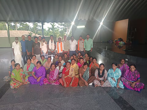 ದಾವಣಗೆರೆ ತಾಲೂಕಿನ ತುರ್ಚಘಟ್ಟದ ನಿರಾಶ್ರಿತರ ಕೇಂದ್ರದ ತಾತ್ಕಾಲಿಕ ಆಸರೆಯಲ್ಲಿರುವ ರವೀಂದ್ರನಾಥ್ ಬಡಾವಣೆಯ ನಿರ್ವಸತಿಗರು