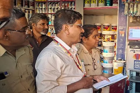 ದಾವಣಗೆರೆಯ ಕೆ.ಆರ್. ಮಾರುಕಟ್ಟೆ ಶಾಲೆಯ ಸಂಕೀರ್ಣಕ್ಕೆ ಗುರುವಾರ ದಾಳಿ ನಡೆಸಿದ ಅಧಿಕಾರಿಗಳು ಬಾಡಿಗೆ ಪಾವತಿಸದ ಮಳಿಗೆಯವರಿಗೆ ಬಿಸಿ ಮುಟ್ಟಿಸಿದರು. ಡಿಡಿಪಿಐ ಜಿ. ಕೊಟ್ರೇಶ್, ತಹಸೀಲ್ದಾರ್ ಡಾ.ಎಂ.ಬಿ. ಅಶ್ವಥ್ ಮತ್ತು ಸಿಬ್ಬಂದಿ ಇದ್ದರು.