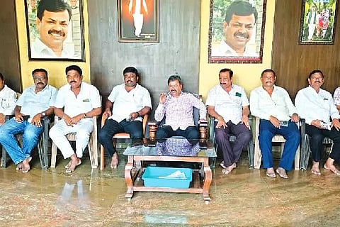 ಮಾಜಿ ಸಚಿವ ಎಂ.ಪಿ. ರೇಣುಕಾಚಾರ್ಯ ಸೋಮವಾರ ಹೊನ್ನಾಳಿಯಲ್ಲಿ ಸುದ್ದಿಗೋಷ್ಠಿಯಲ್ಲಿ ಮಾತನಾಡಿದರು.  ಅರಕೆರೆ ನಾಗರಾಜ್, ದೊಡ್ಡೇರಿ ರಾಜಣ್ಣ, ಸುರೇಶ್ ಜೆ.ಕೆ. ನೆಲಹೊನ್ನೆ ಮಂಜುನಾಥ್, ರಂಗನಾಥ್, ಎಸ್.ಎಸ್. ಬೀರಪ್ಪ, ಮಹೇಶ್ ಹುಡೇದ್, ಎಂ.ಎಸ್. ಪಾಲಾಕ್ಷಪ್ಪ ಇತರರಿದ್ದರು.