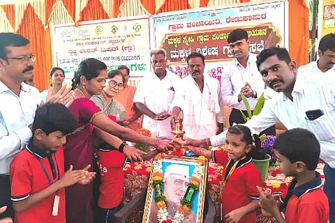  ಚಳ್ಳಕೆರೆ ತಾಲೂಕು ರೇಣುಕಾಪುರದಲ್ಲಿ ಸರ್ಕಾರಿ ಹಿರಿಯ ಪ್ರಾಥಮಿಕ ಶಾಲೆಯಲ್ಲಿ ಮಕ್ಕಳ ವಿಶೇಷ ಗ್ರಾಮ ಸಭೆ ಹಮ್ಮಿಕೊಳ್ಳಲಾಗಿತ್ತು.