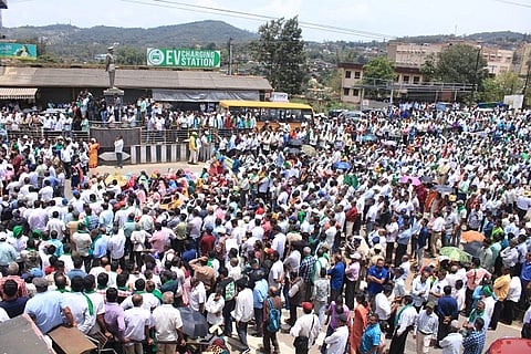 ಕಸ್ತೂರಿರಂಗನ್ ವರದಿ ವಿರುದ್ಧ ಕೊಡಗು ರೈತ ಹೋರಾಟ ಸಮಿತಿಯಿಂದ ನಡೆದ ನಡೆದ ಪ್ರತಿಭಟನಾ ಮೆರವಣಿಗೆಯಲ್ಲಿ ಜಿಲ್ಲೆಯ ವಿವಿಧೆಡೆಯ ರೈತರು ಪಾಲ್ಗೊಂಡಿದ್ದರು.