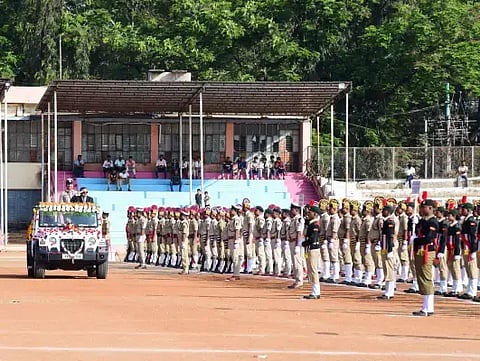 ದಾವಣಗೆರೆ ಜಿಲ್ಲಾಡಳಿತದಿಂದ ಹಮ್ಮಿಕೊಂಡಿದ್ದ ಗಣರಾಜ್ಯೋತ್ಸವದಲ್ಲಿ ಕವಾಯತು ತಂಡಗಳಿಂದ ಧ್ವಜ ವಂದನೆ ಸ್ವೀಕರಿಸಿದ ಜಿಲ್ಲಾ ಉಸ್ತುವಾರಿ ಸಚಿವ ಎಸ್. ಎಸ್.ಮಲ್ಲಿಕಾರ್ಜುನ್.