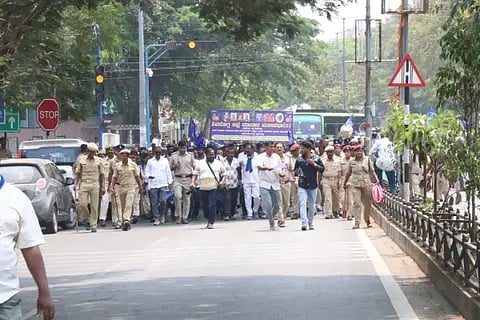 ಒಳಮೀಸಲಾತಿ ಜಾರಿಗೆ ಆಗ್ರಹಿಸಿ ಮಾದಾರ ಮಹಾಸಭಾದಿಂದ ಸೋಮವಾರ ಶಿವಮೊಗ್ಗದಲ್ಲಿ ಮೆರವಣಿಗೆ ನಡೆಸಲಾಯಿತು. ಶಿವಾಜಿ, ಅಣ್ಣಪ್ಪ, ಮಂಜಪ್ಪ, ನಿಖಿಲ್‌ಮೂರ್ತಿ, ಮೈಲಾರಪ್ಪ, ಬಸವರಾಜ್ ಇತರರಿದ್ದರು.
