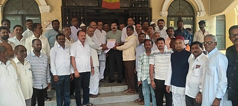 ಶಿಕ್ಷಣಕ್ಕೆ ನೀಡಿದ ಮೀಸಲಾತಿಯನ್ನು reservation ಉದ್ಯೋಗಕ್ಕೂ ನೀಡಬೇಕೆಂದು ಆಗ್ರಹಿಸಿ ರೋಣ ತಾಲೂಕು ಬಣಜಿಗ ಕ್ಷೇಮಾಭಿವೃದ್ಧಿ ಸಂಘದಿಂದ ತಹಸೀಲ್ದಾರ್ ಮೂಲಕ ರಾಜ್ಯ ಸರ್ಕಾರಕ್ಕೆ ಮನವಿ ಸಲ್ಲಿಸಲಾಯಿತು.  