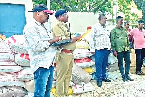 ಅಕ್ರಮವಾಗಿ ಸಾಗಣೆ ಮಾಡುತ್ತಿದ್ದ ಪಡಿತರ ಅಕ್ಕಿಯನ್ನು ಹರಿಹರ ಗ್ರಾಮಾಂತರ ಠಾಣೆ ಪೊಲೀಸರು ವಶಪಡಿಸಿಕೊಂಡರು.