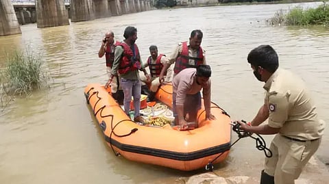 ತನ್ವಿಕಾ ಹಾಗೂ ಸಾನ್ವಿಕಾ ಪತ್ತೆಗೆ ಅಗ್ನಿಶಾಮಕ ದಳ ಸಿಬ್ಬಂದಿ ಮಂಗಳವಾರ ಶೋಧಕಾರ್ಯ ನಡೆಸಿದರು.