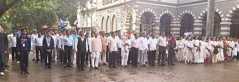 ಬೆಳಗಾವಿಯ ಕೆಎಲ್‌ಇ ಸಂಸ್ಥೆ ರಾಜಾ ಲಖಮಗೌಡ ವಿಜ್ಞಾನ ಮಹಾವಿದ್ಯಾಲಯದಲ್ಲಿ ಹಮ್ಮಿಕೊಂಡಿದ್ದ ಸ್ವಾತಂತ್ರ್ಯ ದಿನಾಚರಣೆಯಲ್ಲಿ ಡಾ.ಜ್ಯೋತಿ ಕವಳೇಕರ, ವಿ.ಸಿ.ಕಾಮಗೋಳ, ಡಾ.ಶಿವಾನಂದ ಬುಲಬುಲಿ,ಪ್ರೊ.ಶಶಿಕಾಂತ ತಾರದಾಳೆ ಮತ್ತು ವಿದ್ಯಾರ್ಥಿಗಳು, ಸಿಬ್ಬಂದಿ ಇದ್ದರು.