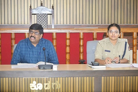 ಜಿಲ್ಲಾ ರಸ್ತೆ ಸುರಕ್ಷತಾ ಸಮಿತಿ ಸಭೆಯಲ್ಲಿ ಜಿಲ್ಲಾಧಿಕಾರಿ ಎಸ್.ಜೆ.ಸೋಮಶೇಖರ್ ಮಾತನಾಡಿದರು. ಆರ್.ಎನ್.ಬಿಂದುಮಣಿ ಇದ್ದರು.