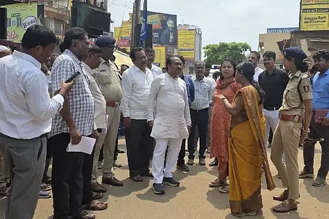 ಹಳೆ ಹುಬ್ಬಳ್ಳಿಯ (Road widening) ನ್ಯೂ ಇಂಗ್ಲಿಷ್ ಸ್ಕೂಲ್​ನಿಂದ ಇಂಡಿ ಪಂಪ್​ವರೆಗೆ ರಸ್ತೆ ಅಗಲೀಕರಣಕ್ಕೆ ಸಂಬಂಧಪಟ್ಟಂತೆ ಶಾಸಕ ಪ್ರಸಾದ ಅಬ್ಬಯ್ಯ ಅವರು, ಜಿಲ್ಲಾಧಿಕಾರಿ ಸ್ನೇಹಲ್ ಆರ್. ಹಾಗೂ ಅಧಿಕಾರಿಗಳೊಂದಿಗೆ ಸೋಮವಾರ ಪರೀಶೀಲನೆ ನಡೆಸಿದರು.