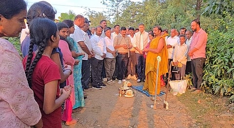 ಕಾಂಕ್ರಿಟ್ ರಸ್ತೆ ಕಾಮಗಾರಿಗೆ ಎ.ಎಸ್.ಪೊನ್ನಣ್ಣ ಅವರು ಭೂಮಿ ಪೂಜೆ ನೆರವೇರಿಸುವ ಮೂಲಕ ಮಂಗಳವಾರ ಚಾಲನೆ ನೀಡಿದರು. ಇಸ್ಮಾಯಿಲ್, ತೆನ್ನಿರ ಮೈನಾ, ಕಮಲಾ ಉತ್ತಯ್ಯ ಇತರರಿದ್ದರು.