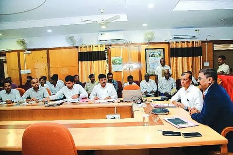 ದಾವಣಗೆರೆಯಲ್ಲಿ ಸೋಮವಾರ ನಡೆದ ರಸ್ತೆ ಸುರಕ್ಷತಾ ಸಮಿತಿ ಸಭೆಯಲ್ಲಿ ಜಿ.ಎಂ. ಗಂಗಾಧರಸ್ವಾಮಿ, ಡಾ. ಎಚ್.ಟಿ. ಶೇಖರ್, ಸುನೀಲ್ ಇನ್ನಿತರ ಅಧಿಕಾರಿಗಳು ಇದ್ದರು.