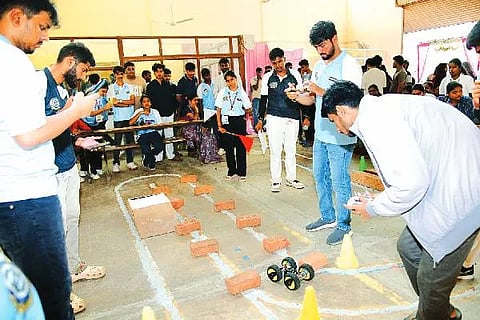 ಬಿಐಇಟಿ ಕಾಲೇಜಿನಲ್ಲಿ ನಡೆದ ‘ರೋಬೋರೇಜ್ 2026’ ಸ್ಪರ್ಧೆಯ ದೃಶ್ಯ.