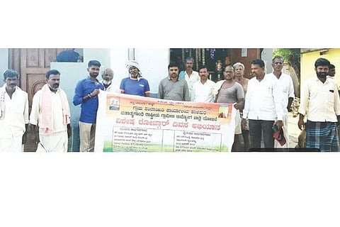 ಕೊಟ್ಟೂರು ತಾಲೂಕಿನ ಕಾಳಾಪುರದಲ್ಲಿ ಗ್ರಾಪಂನಿಂದ ಉದ್ಯೋಗ ಖಾತ್ರಿ ಯೋಜನೆ ಬಗ್ಗೆ ಜನರಲ್ಲಿ ಜಾಗೃತಿ ಮೂಡಿಸಲಾಯಿತು. ಪಿಡಿಒ ಪ್ರಶಾಂತಕುಮಾರ್, ಸಿಬ್ಬಂದಿ ಮಂಜುನಾಥ, ಕೊಟ್ರೇಶ, ಗ್ರಾಮಸ್ಥರಾದ ಸಿದ್ದಪ್ಪ, ಕೋಲಾರಪ್ಪ ಇದ್ದರು.