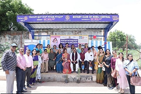 ಹುಬ್ಬಳ್ಳಿಯ rotary club  ಕಾರವಾರ ರಸ್ತೆಯ ಗಿರಿಣಿಚಾಳದ ಬಳಿ ನಿರ್ಮಿಸಲಾದ ನೂತನ ಬಸ್ ನಿಲ್ದಾಣವನ್ನು ಮಂಗಳವಾರ ಉದ್ಘಾಟಿಸಲಾಯಿತು.
