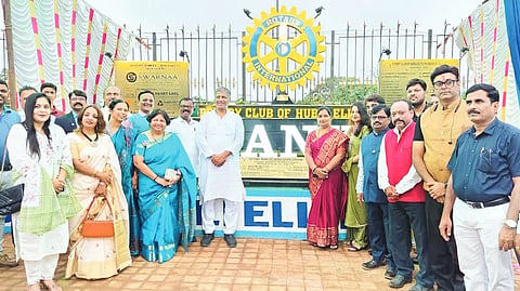 Rotary wheel ಹುಬ್ಬಳ್ಳಿಯ ತೋಳನಕೆರೆ ವೃತ್ತದಲ್ಲಿ ರೋಟರಿ ವ್ಹೀಲ್​ ಸ್ಥಾಪನೆ ಕಾರ್ಯಕ್ರಮದಲ್ಲಿ ಶಾಸಕ ಅರವಿಂದ ಬೆಲ್ಲದ, ಮೇಯರ್​ ಜ್ಯೋತಿ ಪಾಟೀಲ, ರಾಮಣ್ಣ ಬಡಿಗೇರ, ಡಾ. ಎಚ್​.ವಿ. ಬೆಳಗಲಿ, ರಾಧಿಕಾ ಗೋಖಲೆ, ಇತರರು ಇದ್ದರು.