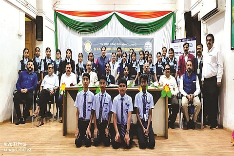 rotary school ಹುಬ್ಬಳ್ಳಿಯ ಆದರ್ಶ ನಗರದ ಡಾ. ಜಿ.ವಿ.ಜೋಶಿ ರೋಟರಿ ಆಂಗ್ಲ ಮಾಧ್ಯಮ ಪ್ರೌಢ ಶಾಲೆಯಲ್ಲಿ ಗುರುವಾರ ಇಂಟ್ರ್ಯಾಕ್ಟ್ ಕ್ಲಬ್ ಪದಗ್ರಹಣ ಸಮಾರಂಭ ಜರುಗಿತು.