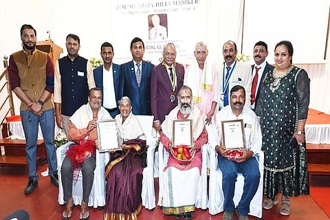 ವಿವಿಧ ಕ್ಷೇತ್ರದಲ್ಲಿ ಸಾಧನೆ ಮಾಡಿದ ಸಾಧಕರನ್ನು ಮಡಿಕೇರಿ ರೋಟರಿ ಮಿಸ್ಟಿಹಿಲ್ಸ್ ವತಿಯಿಂದ ಆಯೋಜಿಸಿದ್ದ ಕಾರ್ಯಕ್ರಮದಲ್ಲಿ ಸನ್ಮಾನಿಸಿ ಗೌರವಿಸಲಾಯಿತು. ಪಿ.ಕೆ. ರಾಮಕೃಷ್ಣ, ದಿಲನ್ ಚಂಗಪ್ಪ, ಬಿ.ಕೆ. ಕಾರ್ಯಪ್ಪ, ಪಿ.ಆರ್. ರಾಜೇಶ್ ಮತ್ತಿತರರು ಇದ್ದರು.