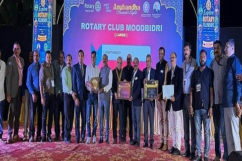 ಅತ್ಯುತ್ತಮ ಸಾಮಾಜಿಕ ಸೇವಾ ಕಾರ್ಯಗಳಿಗಾಗಿ ಮಡಿಕೇರಿಯ ರೋಟರಿ ಮಿಸ್ಟಿ ಹಿಲ್ಸ್ ಸಂಸ್ಥೆಯ ಪ್ರಮುಖರು ರೋಟರಿ ಜಿಲ್ಲಾ ಮಟ್ಟದ ಡೈಮಂಡ್ ಪ್ಲಸ್ ಪ್ರಶಸ್ತಿ ಸ್ವೀಕರಿಸಿದರು. ಪಿ.ಕೆ. ರಾಮಕೃಷ್ಣ, ರತ್ನಾಕರ್ ರೈ, ಬಿ.ಕೆ. ಕಾರ್ಯಪ್ಪ, ಸತೀಶ್ ಬೋಳಾರ್, ಯಶಸ್ವಿನಿ ಸೋಮಶೇಖರ್ ಮತ್ತಿತರರು ಇದ್ದರು.
