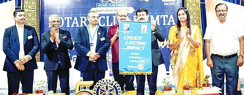 ಕುಮಟಾದ ನಾದಶ್ರೀ ಕಲಾಕೇಂದ್ರದಲ್ಲಿ ರೋಟರಿ ಕ್ಲಬ್​ ಪದಗ್ರಹಣ ಸಮಾರಂಭದಲ್ಲಿ ಗಣ್ಯರು ರೋಟರಿ ಧ್ಯೇಯವಾಕ್ಯ ಅನಾವರಣಗೊಳಿಸಿದರು. ಡಾ. ಜೋರ್ಸನ್​ ರ್ನಾಂಡೀಸ್​, ಜಿತೇಂದ್ರ ವಿ. ತನ್ನಾ, ರಮೇಶ ವೈದ್ಯ, ಡಾ. ಸುಮನ್​ ಹೆಗಡೆ, ಕಿರಣ ನಾಯಕ, ಗುಗುರಾಜ ಶೆಟ್ಟಿ, ವಿನಾಯಕ ಹೆಗಡೆ ಇತರರಿದ್ದರು.