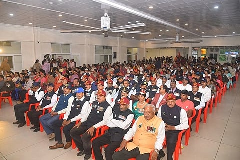 ಮಡಿಕೇರಿ ರೋಟರಿ ಮಿಸ್ಟಿ ಹಿಲ್ಸ್ ಮತ್ತು ವಿವಿಧ ಸಂಘಟನೆಗಳ ವತಿಯಿಂದ ಆಯೋಜಿಸಿದ್ದ 27ನೇ ಕಾರ್ಗಿಲ್ ವಿಜಯ್ ದಿವಸ್ ಹುತಾತ್ಮ ಯೋಧರ ಸ್ಮರಣಾ ಕಾರ್ಯಕ್ರಮದಲ್ಲಿ ಮಾಜಿ ಯೋಧರು ಸೇರಿದಂತೆ ಪ್ರಮುಖರು ಪಾಲ್ಗೊಂಡಿದ್ದ