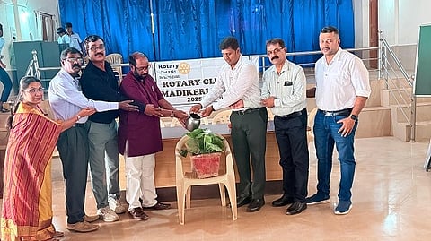 ಕಲೆಯ ಮೂಲಕ ಕಲಿಕೆ ಎಂಬ ವಿಶಿಷ್ಟ ಕಾರ್ಯಕ್ರಮವನ್ನು ಕಿರಣ್ ಕುಂದರ್ ಉದ್ಘಾಟಿಸಿದರು. ನಾಗೇಶ್ ಕುಮಾರ್, ವಸಂತ್ ಕುಮಾರ್ ಇತರರಿದ್ದರು.
