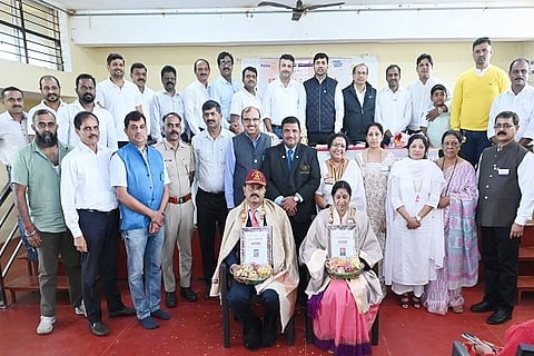 ಕಾರ್ಗಿಲ್ ವಿಜಯ್ ದಿವಸ್ ಸಂದರ್ಭ ಕುಶಾಲನಗರದ ನಿವತ್ತ ಯೋಧ ದಂಪತಿಯಾದ ಬೈತಡ್ಕ ಜಗದೀಶ್ ಮತ್ತು ನೀಲವೇಣಿ ಅವರನ್ನು ರೋಟರಿ ವುಡ್ಸ್ ವತಿಯಿಂದ ಗೌರವಿಸಿ ಸನ್ಮಾನಿಸಲಾಯಿತು. ರವೀಂದ್ರ ಭಟ್, ಹೆಚ್.ಟಿ.ಅನಿಲ್, ಎಂ.ಡಿ.ರಂಗಸ್ವಾಮಿ ಇತರರಿದ್ದರು.