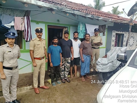 ರೌಡಿಶೀಟರ್, rowdysheeters ಮೀಟರ್ ಬಡ್ಡಿ ದಂಧೆ ಮಾಡುತ್ತಾರೆಂದು ಮನೆಗಳ ಪರಿಶೀಲನೆ ನಡೆಸಿದ ಪೊಲೀಸರ ತಂಡ. 