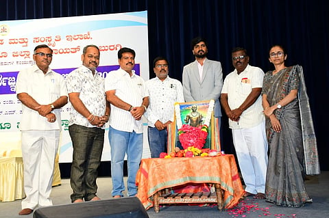 ಈ ಸಂದರ್ಭದಲ್ಲಿ ಜಿಲ್ಲಾಧಿಕಾರಿ ಕಚೇರಿ ಸಹಾಯಕರಾದ ಶಿವಪ್ರಭು ಹಿರೇಮಠ,   ಲೋಕೋಪಯೋಗಿ ಇಲಾಖೆ ಅಧಿಕಾರಿ ಹರೀಶ  ಕುಂಬಾರ ಸಮಾಜದ ಮುಖಂಡ ವಿಠ್ಠಲ್ ಕುಂಬಾರ ಸದಾನಂದ ಕುಂಬಾರ ಉಪಸ್ಥಿತರಿದ್ದರು.