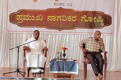 ರಾಷ್ಟಿçÃಯ ಸ್ವಯಂ ಸೇವಕ ಸಂಘಕ್ಕೆ ನೂರು ವರ್ಷ ತುಂಬಿದ ಹಿನ್ನೆಲೆಯಲ್ಲಿ ಮಡಿಕೇರಿ ಕೊಡವ ಸಮಾಜ ಸಭಾಂಗಣದಲ್ಲಿ ನಡೆದ ಪ್ರಮುಖ ನಾಗರಿಕ ಗೋಷ್ಠಿಯಲ್ಲಿ ಆರ್‌ಎಸ್‌ಎಸ್‌ನ ಕ್ಷೇತ್ರೀಯ ಕಾರ್ಯವಾಹ ನಾ. ತಿಪ್ಪೆಸ್ವಾಮಿ ಮಾತನಾಡಿದರು. ಚಕ್ಕೇರ ಮನು ಕಾವೇರಪ್ಪ ಇದ್ದರು