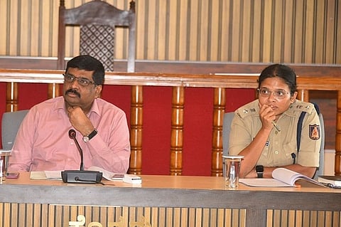 ಜಿಲ್ಲಾಧಿಕಾರಿ ಎಸ್.ಜೆ. ಸೋಮಶೇಖರ್ ಅಧ್ಯಕ್ಷತೆಯಲ್ಲಿ ಪ್ರಾದೇಶಿಕ ಸಾರಿಗೆ ಪ್ರಾಧಿಕಾರ ಸಭೆ ನಡೆಯಿತು. ಎಸ್.ಪಿ. ಆರ್.ಎನ್. ಬಿಂದುಮಣಿ ಇದ್ದರು.