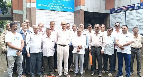 ಶಿವಮೊಗ್ಗ ಆರ್‌ಟಿಒ ಕಚೇರಿಯಲ್ಲಿ ಸಾರ್ವಜನಿಕರಿಗೆ ಉಂಟಾಗುತ್ತಿರುವ ಸಮಸ್ಯೆಗಳ ಪರಿಹಾರಕ್ಕೆ ಆಗ್ರಹಿಸಿ ನಾಗರಿಕ ಹಿತರಕ್ಷಣಾ ವೇದಿಕೆಗಳ ಒಕ್ಕಟದ ಕೆ.ವಿ.ವಸಂತ್ ಕುಮಾರ್, ಜನಮೇಜಿ ರಾವ್. ಡಾ.ಎ.ಸತೀಶ್ ಕುಮಾರ್ ಶೆಟ್ಟಿ, ವಿನೋದ್ ಪೈ, ರವೀಂದ್ರ ಪೈ, ಕೇಶವ ಮೂರ್ತಿ ಮುಂತಾದವರು ಪ್ರತಿಭಟನೆ ನಡೆಸಿದರು.