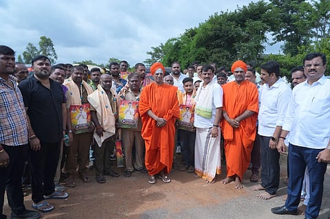ಬಿಜೆಪಿ ನಾಯಕ ಎಂ.ರುದ್ರೇಶ್ ಅವರು ಆಟೋಚಾಲಕರಿಗಾಗಿ ಆಯೋಜಿಸಿದ್ದ  ವಿವಿಧ ಸವಲತ್ತುಗಳ ವಿತರಣಾ ಸಮಾರಂಭದಲ್ಲಿ ಸಿದ್ದಗಂಗಾ ಮಠದ ಶ್ರೀಸಿದ್ದಲಿಂಗಾ ಮಹಾಸ್ವಾಮೀಜಿ ಆಟೋ ಚಾಲಕರಿಗೆ ವಿತರಿಸಿದರು.  