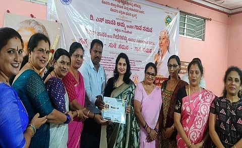ಎಸ್.ಜಾನಕಿ ಅವರ ಗೀತ ಗಾಯನ ಕಾರ್ಯಕ್ರಮದಲ್ಲಿ ಹಾಡು ಹೇಳಿದ ಗಾಯಕರಿಗೆ ಟಿ.ಜಿ.ಪ್ರೇಮಕುಮಾರ್ ಅವರು ಪ್ರಶಂಸನಾ ಪತ್ರ ವಿತರಿಸಿದರು. ರೇವತಿ ರಮೇಶ್, ಕಡ್ಲೇರ ತುಳಸಿ ಮೋಹನ್, ಭಾರತಿ ರಮೇಶ್, ಪ್ರೇಮ ರಾಘವಯ್ಯ ಇತರರಿದ್ದರು.