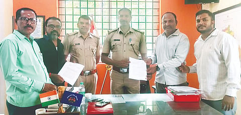 ಸಿ ಪಿ ಐ ಶ್ರೀಧರ್ ಅವರಿಗೆ ದೂರು ನೀಡುತ್ತಿರುವ ಚಿತ್ರ.