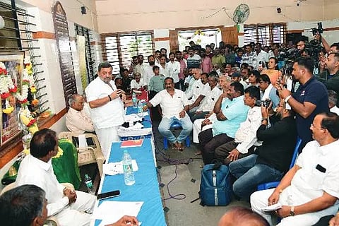 ದಾವಣಗೆರೆಯಲ್ಲಿ ಶನಿವಾರ ನಡೆದ ನಗರ ದೇವತೆ ದುರ್ಗಾಂಬಿಕಾ ಜಾತ್ರೆಯ ಪೂರ್ವಭಾವಿ ಸಭೆಯಲ್ಲಿ ಸಚಿವ ಎಸ್.ಎಸ್. ಮಲ್ಲಿಕಾರ್ಜುನ್ ಮಾತನಾಡಿದರು. ಅಥಣಿ ವೀರಣ್ಣ, ಯಶವಂತರಾವ್ ಜಾಧವ್, ಮಾಲತೇಶ ರಾವ್ ಜಾಧವ್, ಎಚ್.ಬಿ. ಗೋಣೆಪ್ಪ,  ಟ್ರಸ್ಟ್‌ನ ಧರ್ಮದರ್ಶಿಗಳು ಇತರರು ಇದ್ದರು.