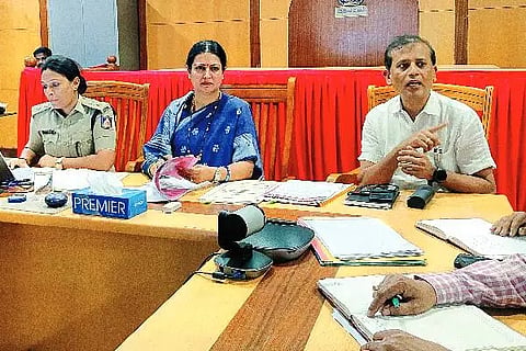 ದಾವಣಗೆರೆ ಜಿಲ್ಲಾಡಳಿತ ಭವನದಲ್ಲಿ ಬುಧವಾರ ಜಿಲ್ಲಾ ರಸ್ತೆ ಸುರಕ್ಷತಾ ಸಮಿತಿ ಸಭೆಯಲ್ಲಿ ಡಾ. ಪ್ರಭಾ ಮಲ್ಲಿಕಾರ್ಜುನ್, ಜಿ.ಎಂ. ಗಂಗಾಧರ ಸ್ವಾಮಿ, ಉಮಾ ಪ್ರಶಾಂತ್ ಇತರ ಅಧಿಕಾರಿಗಳಿದ್ದರು.