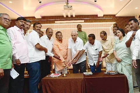 ದಾವಣಗೆರೆಯಲ್ಲಿ ಭಾನುವಾರ ನಡೆದ, ಕರ್ನಾಟಕ ರಾಜ್ಯ ವಾಲ್ಮೀಕಿ ಸಮಾಜದ ಸಮಾನ ಮನಸ್ಕರ ವೇದಿಕೆ ಸಭೆಯ ಉದ್ಘಾಟನಾ ಕಾರ್ಯಕ್ರಮದಲ್ಲಿ ವಿ.ಎಸ್. ಉಗ್ರಪ್ಪ, ನರಸಿಂಹಯ್ಯ, ಎಚ್.ಸಿ. ಹನುಮಂತಯ್ಯ, ರಾಜಪ್ಪ, ರಾಜಣ್ಣ, ಹುಚ್ಚವ್ವನಹಳ್ಳಿ ಮಂಜುನಾಥ್, ಶ್ಯಾಗಲೆ ಮಂಜುನಾಥ್, ಭೀಮಪುತ್ರಿ ರೇವತಿ ರಾಜ್ ಇದ್ದರು.