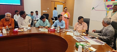 ಏರ್​ಪೋರ್ಟ್​ನಲ್ಲಿ ಮೆಟ್ರೋ ನಿಲ್ದಾಣ ನಿರ್ಮಾಣ ಸಂಬಂಧ ಗುರುವಾರ ಬಿಎಂಆರ್​ಸಿಎಲ್​ ಮತ್ತು ಬಿಐಎಎಲ್​ ಸಂಸ್ಥೆಗಳ ಸಮನ್ವಯ ಸಭೆ ನಡೆಯಿತು. ಬಿಎಂಆರ್​ಸಿಎಲ್​ ವ್ಯವಸ್ಥಾಪಕ ನಿರ್ದೇಶಕ ಡಾ.ಪಿ.ಸಿ. ಜಾಫರ್​ ಹಾಗೂ ಬಿಐಎಎಲ್​ ವ್ಯವಸ್ಥಾಪಕ ನಿರ್ದೇಶಕ ಮತ್ತು ಸಿಇಒ ಹರಿ ಮರಾರ್​ ಇದ್ದರು.