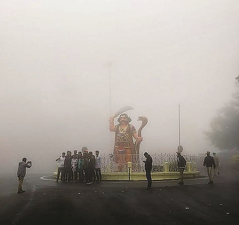 ಮೈಸೂರಿನಲ್ಲಿ ಮಂಜು ಕವಿದ ವಾತಾವರಣ ಕಾಣಿಸಿಕೊಂಡಿದೆ.