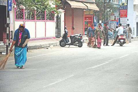  ಮೈಸೂರಿನಲ್ಲಿ ಸ್ವಚ್ಛತಾ ಕಾರ್ಯದಲ್ಲಿ ನಿರತರಾಗಿರುವ ಪೌರ ಕಾರ್ಮಿಕರು